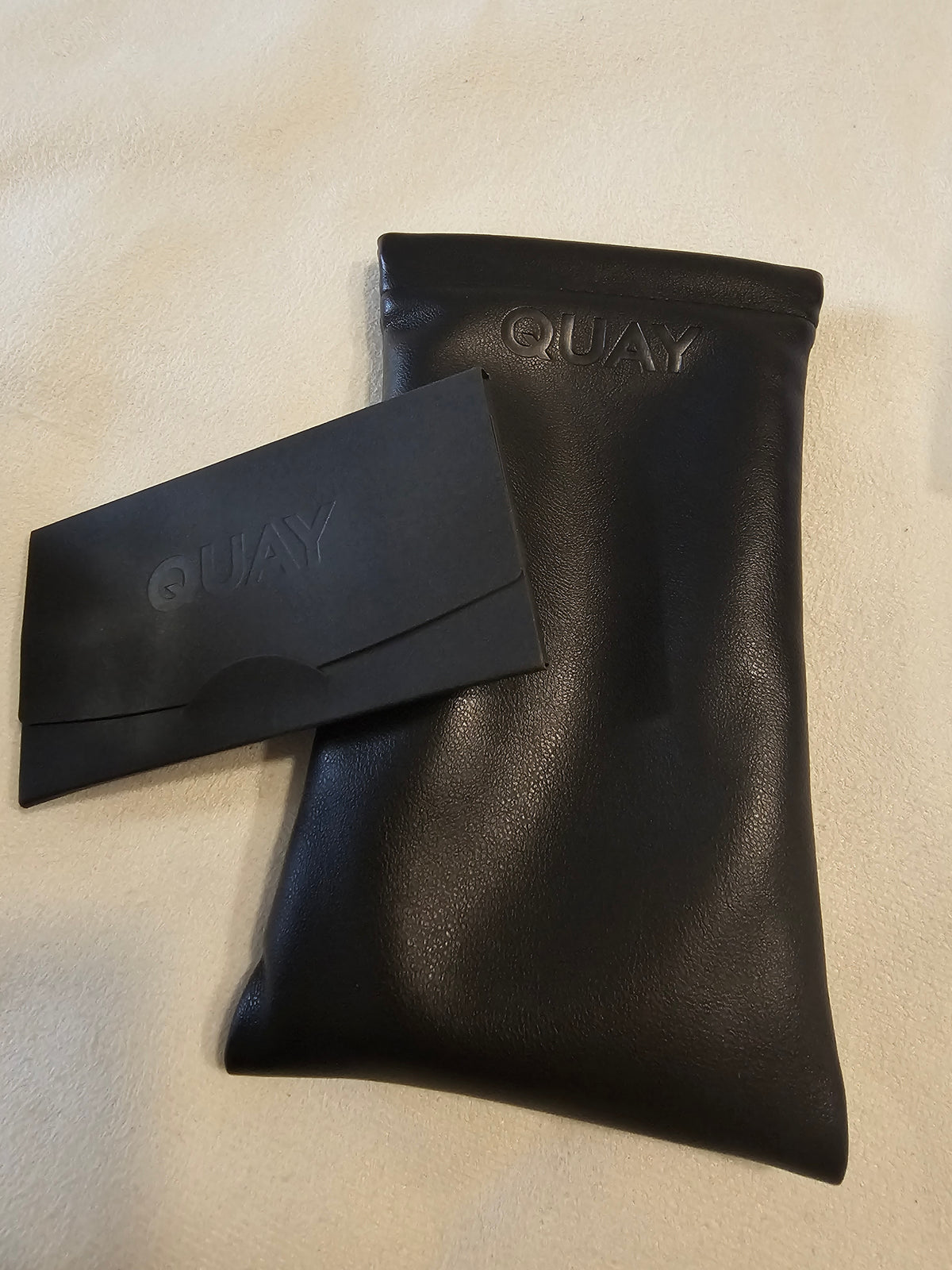 Lunettes de Soleil Oversize Noires – QUAY AUSTRALIA | Neuves avec étui