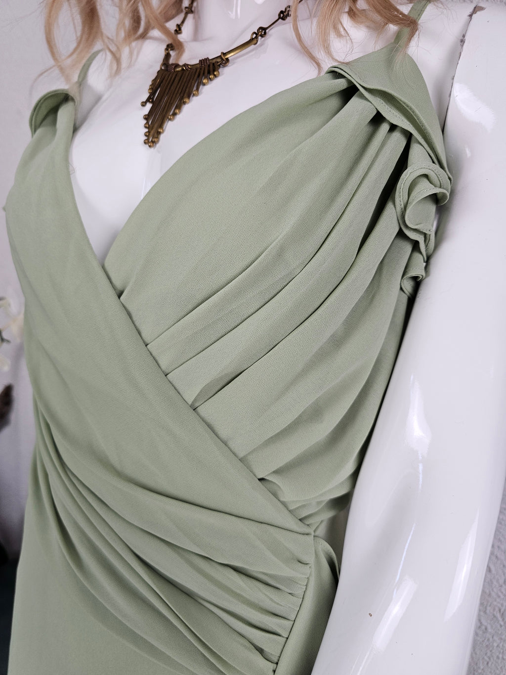 Robe Longue Fluide à Volants – TFNC LONDON | Vert Sauge | Taille 14 / L