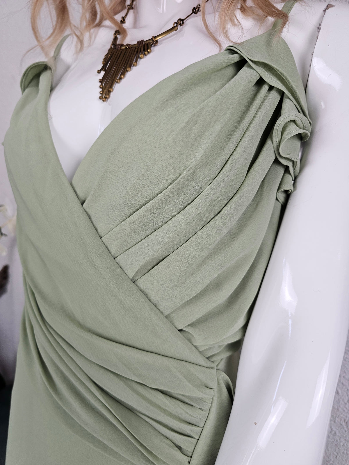Robe Longue Fluide à Volants – TFNC LONDON | Vert Sauge | Taille 14 / L