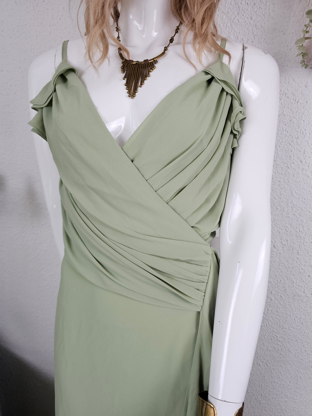 Robe Longue Fluide à Volants – TFNC LONDON | Vert Sauge | Taille 14 / L