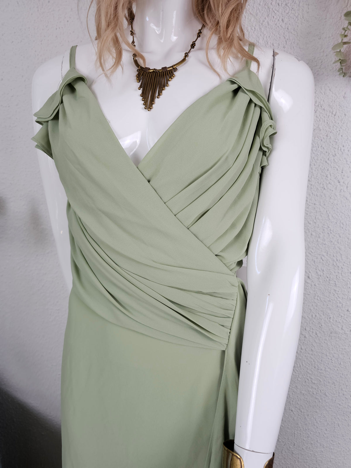 Robe Longue Fluide à Volants – TFNC LONDON | Vert Sauge | Taille 14 / L
