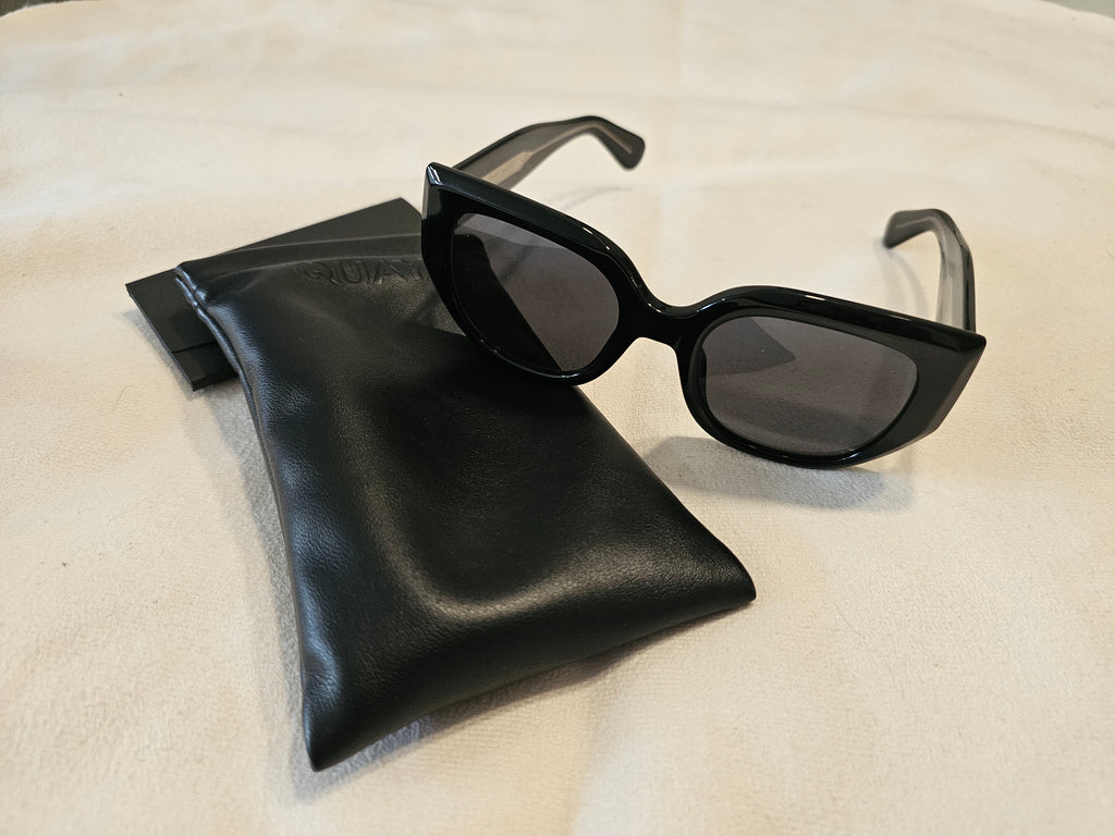 Lunettes de Soleil Oversize Noires – QUAY AUSTRALIA | Neuves avec étui