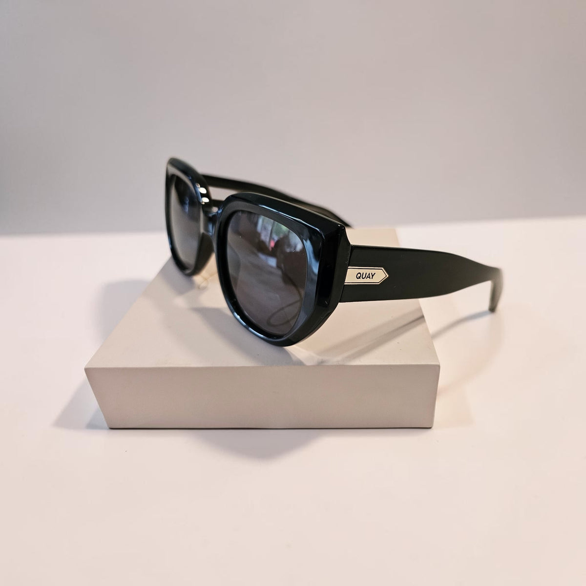 Lunettes de Soleil Oversize Noires – QUAY AUSTRALIA | Neuves avec étui