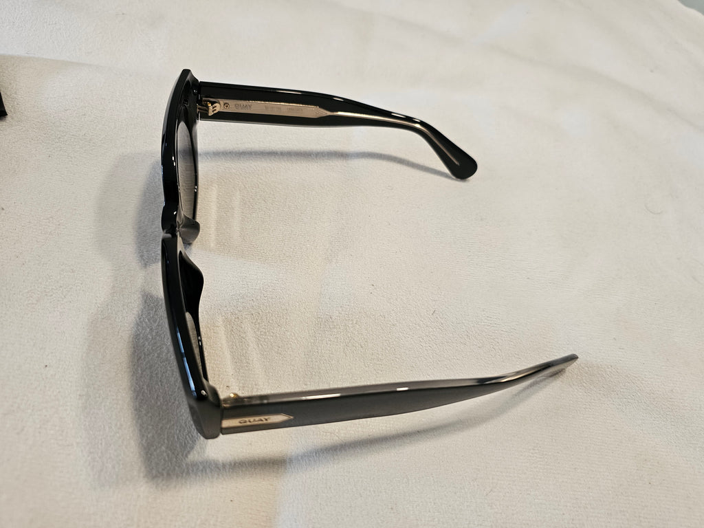 Lunettes de Soleil Oversize Noires – QUAY AUSTRALIA | Neuves avec étui