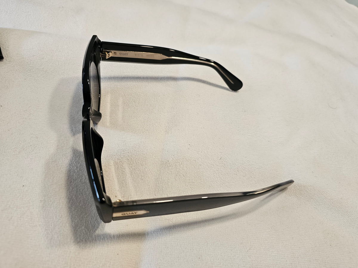 Lunettes de Soleil Oversize Noires – QUAY AUSTRALIA | Neuves avec étui