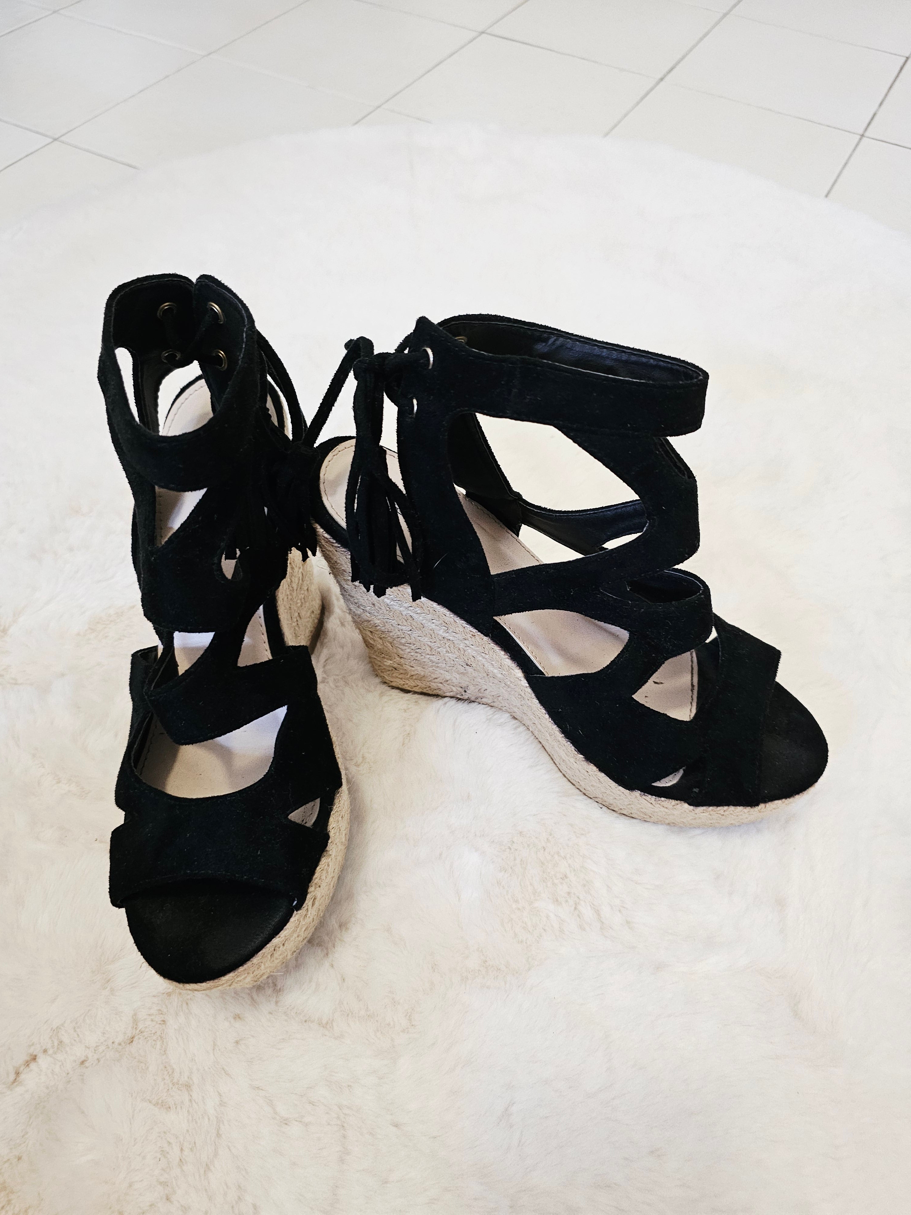 Sandales Compensées Style Espadrilles en Suédine Noire – QUEEN VIVI | Pointure 39