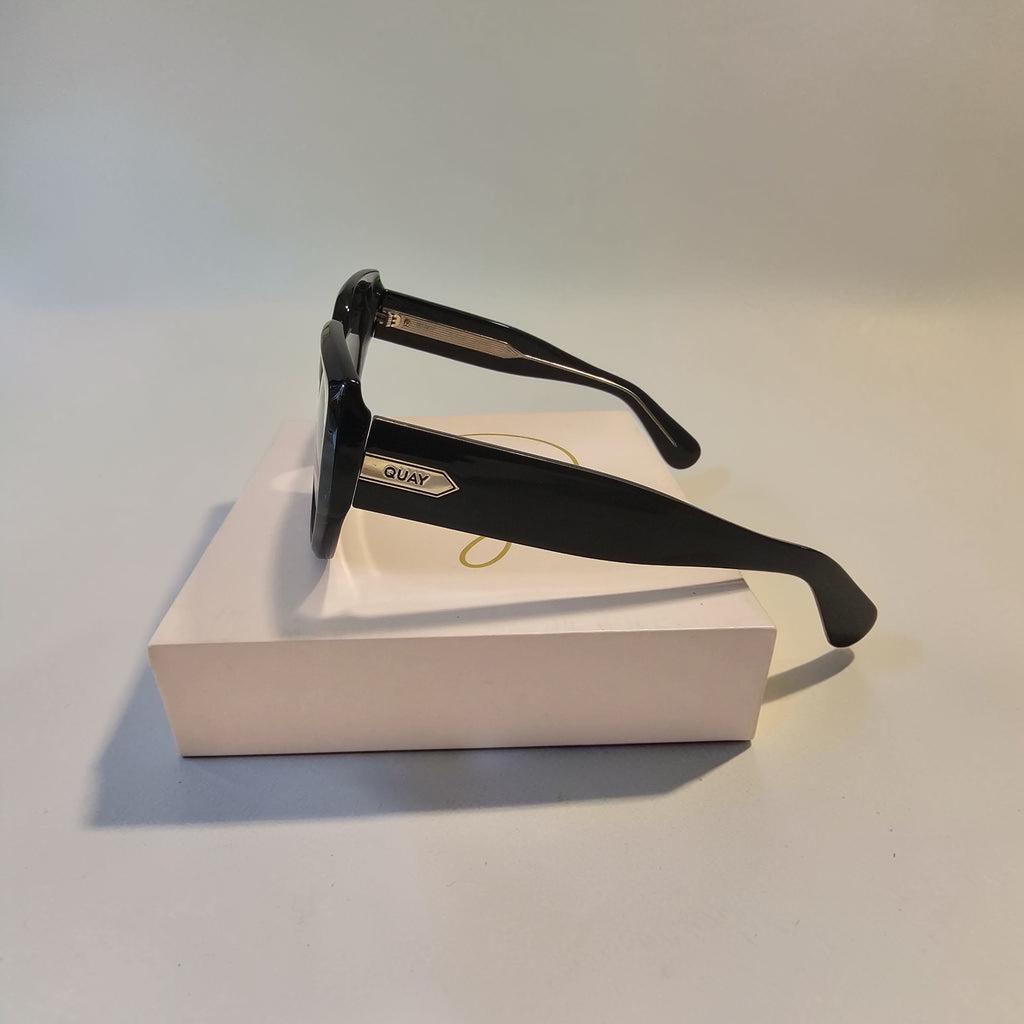 Lunettes de Soleil Oversize Noires – QUAY AUSTRALIA | Neuves avec étui
