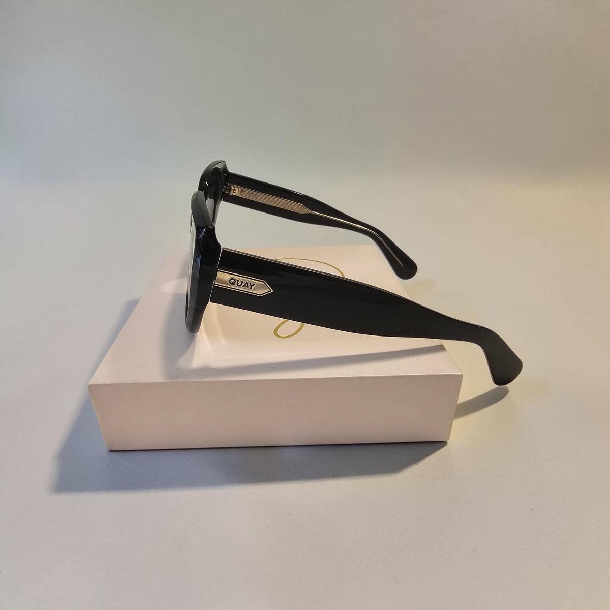 Lunettes de Soleil Oversize Noires – QUAY AUSTRALIA | Neuves avec étui
