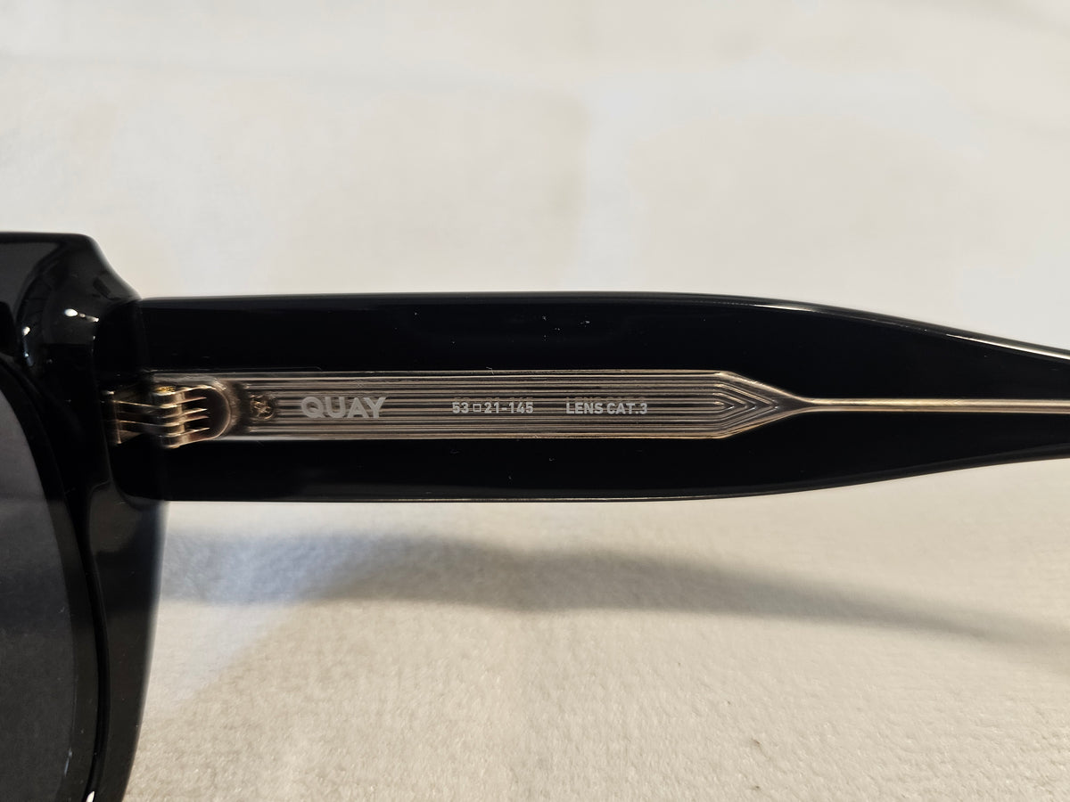 Lunettes de Soleil Oversize Noires – QUAY AUSTRALIA | Neuves avec étui